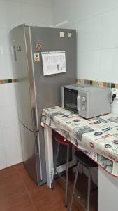 uma cozinha com uma mesa e um frigorífico em Apartamento Molino em Almeria