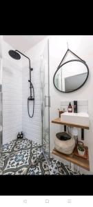 Koupelna v ubytování IMHOST - Amazing architect studio Père Lachaise