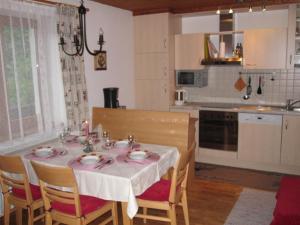 una cocina con mesa y mantel. en Ferienwohnungen - Haus Zierl, en Reith bei Kitzbühel