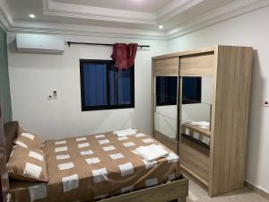 1 dormitorio con 1 cama y armario de madera en Holiday home en Lamin