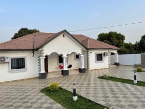 uma casa branca com uma entrada de tijolos em Holiday home em Lamin