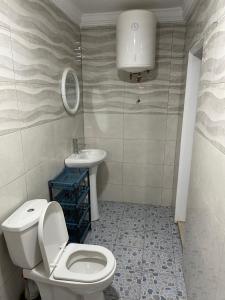 uma casa de banho com um WC e um lavatório em Holiday home em Lamin