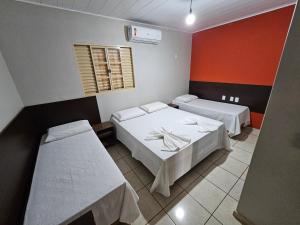 ノブレスにあるPousada Bom Jardimのベッド2台と窓のある病室です。