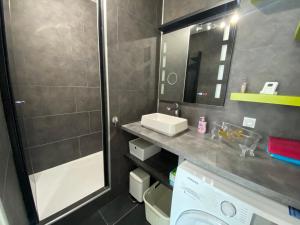 Ένα μπάνιο στο Victoria-T2-41m2-Balcon, wifi, linge, produits, ménage inclus +27 φωτογραφίες