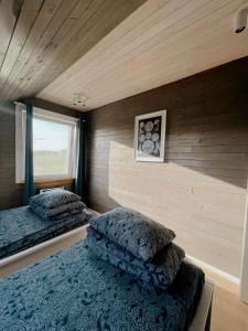 1 dormitorio con 2 camas y ventana en HYGGE Sauna&Fishing House 