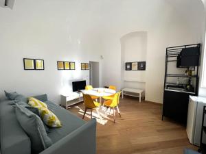 a living room with a couch and a table with chairs at Liberty Villa 2 in Bari