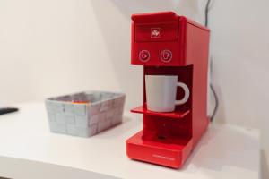 een rood koffiezetapparaat met een kopje op een aanrecht bij [Centro Storico] Moderno Trilocale con Balcone in Trieste