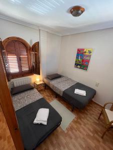 Zimmer mit 2 Betten in einem Zimmer in der Unterkunft GranAlacantHoliday mit traumhaften Meerblick und grossem Pool in Gran Alacant