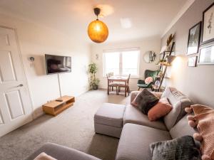 a living room with a couch and a table at Tranquil 2Bed/2Bath Duplex Falkirk in Falkirk