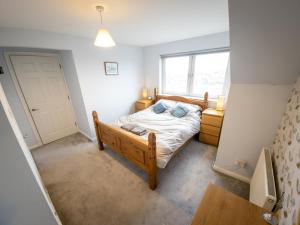 a bedroom with a bed and a window at Tranquil 2Bed/2Bath Duplex Falkirk in Falkirk