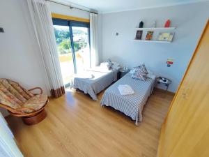Algarve 360º Experience في Campina de Cima: غرفة معيشة مع أريكة وكرسي