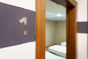 uma porta com um número um num quarto em AS HOTELES FUENTE LA HIGUERA direccion Valencia em Fuente la Higuera