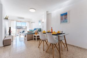 uma sala de jantar e sala de estar com mesa e cadeiras em Apartamento Arco Iris em Fuengirola