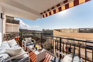 uma varanda com um sofá e uma mesa num edifício em Apartamento Arco Iris em Fuengirola