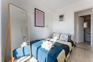 um quarto com um espelho e uma cama com toalhas em Apartamento Arco Iris em Fuengirola