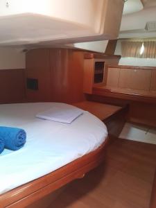 Легло или легла в стая в Private room on Sailing Yacht 'Victoire'