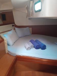 Ένα ή περισσότερα κρεβάτια σε δωμάτιο στο Private room on Sailing Yacht 'Victoire'