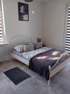 sypialnia z łóżkiem w białym pokoju w obiekcie Mieszkanie na doby w Kutnie centrum ulPodrzeczna w Kutnie