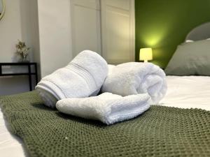 Un pat sau paturi într-o cameră la Amazing 1 bedroom apartment, City Centre(Seaview)