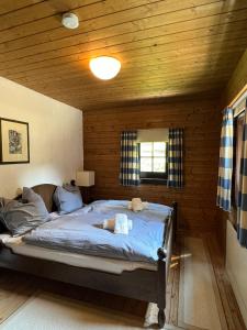 una camera da letto con un grande letto in una camera in legno di Panorama View Apartments Nassfeld a Hermagor