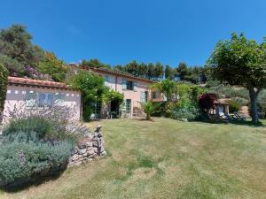 uma vista exterior de uma casa com um quintal em Mas Chamarel, la Provence entre vignes et oliviers proche de la mer em Sanary-sur-Mer