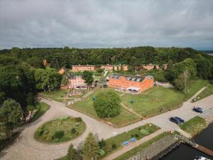 eine Luftansicht auf einen Park mit einem orangenen Gebäude in der Unterkunft Hotel Seeblick in Barhöft