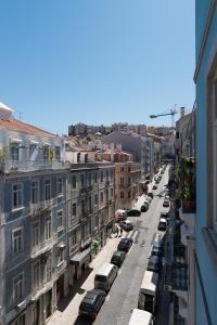 リスボンにあるFLH Anjos Cosy Placeの車を停めた街並みを望む