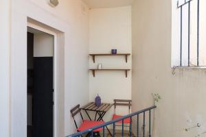 リスボンにあるFLH Anjos Cosy Placeのバルコニー(テーブル、椅子付)が備わる客室です。