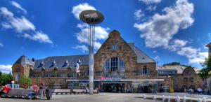 un edificio con una torre dell'orologio davanti di Hotel am Bahnhof ad Aquisgrana