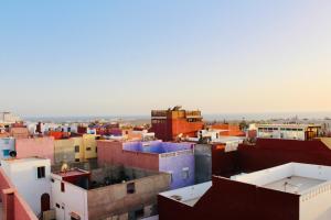 einen Blick auf die Dächer von Gebäuden in der Unterkunft TRAVEL SURF NATURE in Tamraght Ouzdar