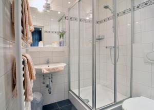 Koupelna v ubytování Hotel am Bahnhof + 22 fotografií
