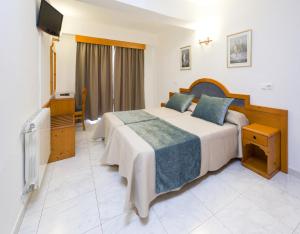 Postel nebo postele na pokoji v ubytování Hostal Marí