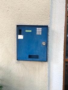 eine blaue Schachtel an der Seite eines Gebäudes in der Unterkunft Hotel am Bahnhof in Aachen