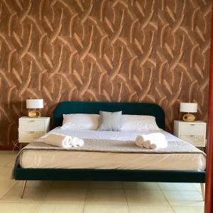ein Schlafzimmer mit einem Bett mit zwei Handtüchern darauf in der Unterkunft B&B Verdi in Lecce