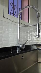 - un évier de cuisine avec un robinet dans l'établissement Appartement agréable avec 2 très belles terrasses au coeur de Rabat, à Rabat