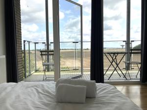 ein Schlafzimmer mit einem Bett und einem großen Fenster in der Unterkunft Three Bedroom Apartment In Vejle, St, Grundet Alle 10, in Vejle