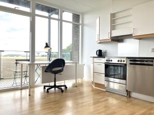 una cucina con scrivania e sedia in una stanza di Three Bedroom Apartment In Vejle, St, Grundet Alle 10, a Vejle