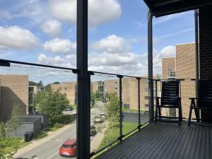 Elle comprend un balcon offrant une vue sur la rue. dans l'établissement Three Bedroom Apartment In Vejle, St, Grundet Alle 10,, à Vejle