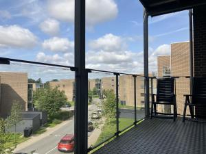 balcone con vista su una strada di Three Bedroom Apartment In Vejle, St, Grundet Alle 10, a Vejle