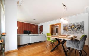 comedor y sala de estar con mesa y sillas en Stunning Apartment In Carballo With 2 Bedrooms, en Carballo