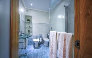 y baño con aseo y lavabo con toallas. en Stunning Apartment In Carballo With 2 Bedrooms, en Carballo