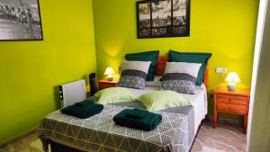 sypialnia z łóżkiem z zielonymi ścianami w obiekcie Apartamento Galeon XXI w mieście Torrevieja