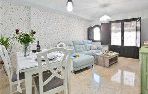 un soggiorno con divano e tavolo di 2 Bedroom Stunning Apartment In La Zubia a La Zubia