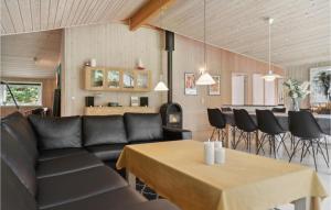 エーベルトフトにあるAmazing Home In Ebeltoft With 4 Bedrooms, Sauna And Wifiのリビングルーム(ソファ、テーブル付)