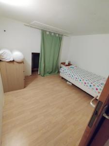 Zimmer mit einem Bett und einem grünen Vorhang in der Unterkunft Le Grand Saint Mitre in Saint-Maximin-la-Sainte-Baume
