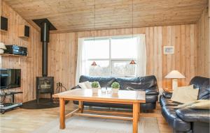 sala de estar con sofá de cuero y mesa en Cozy Home In Hjrring With Wifi, en Lønstrup