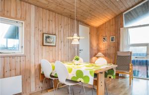 comedor con mesa y sillas en Cozy Home In Hjrring With Wifi, en Lønstrup