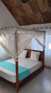 un letto a baldacchino in una stanza di VILLA LUXURY a Mahajanga