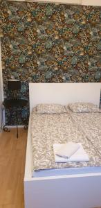 łóżko z książką obok ściany w obiekcie Apartament Turkusowy w Szczecinie