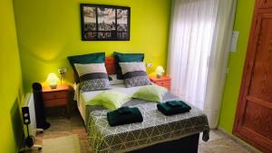 トレビエハにあるApartamento Galeon XXIの緑の壁のベッドルーム1室
